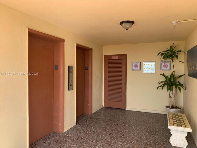 Building Photo - 2999 Point E Dr