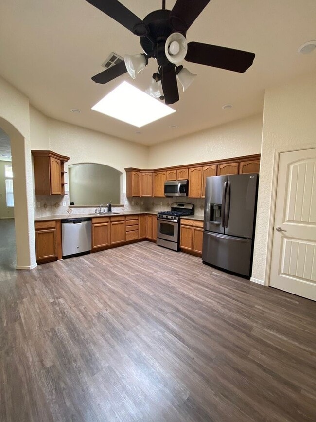 Building Photo - Beautiful 2 Bedroom Del Prado Condominium ...