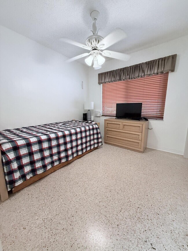 Building Photo - 957 W 67th St