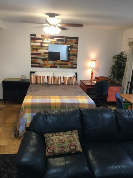 Building Photo - 11114 Oak Leaf Dr