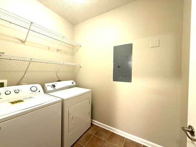 Building Photo - 9400 Clubview Dr