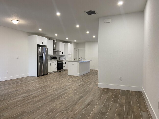 Building Photo - 365 Bella Sol Way