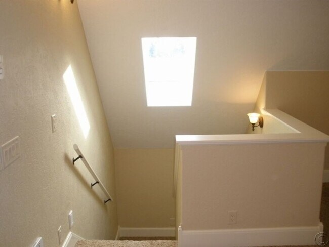 Building Photo - Stunning 4 bed, 3.75 bath Hamilton Home.