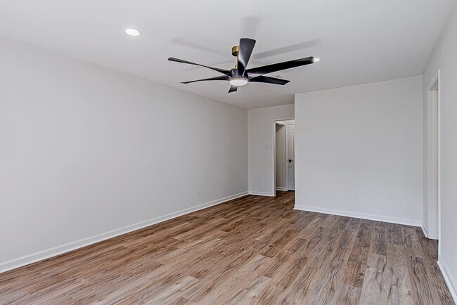 Building Photo - 3406 Forest Village Dr