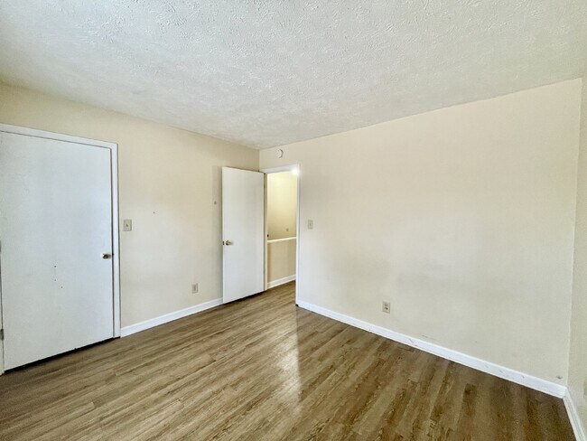 Building Photo - 2 bedroom, 1.5 bathroom townhome in Creeks Edge. Accepts Section 8.