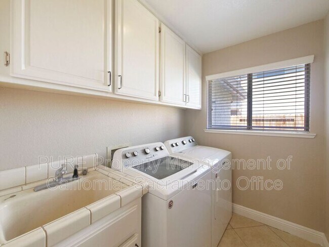 Building Photo - 8777 Cooperston Way