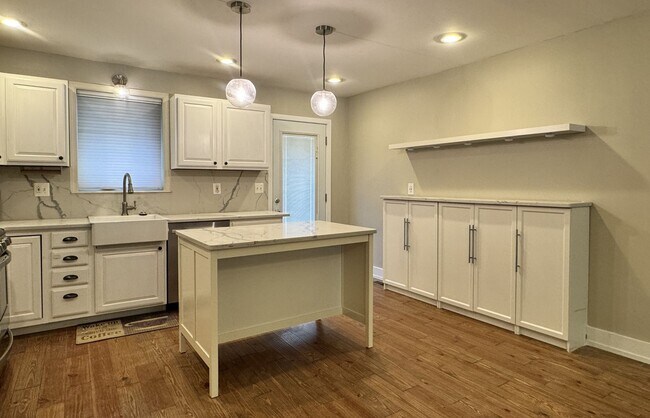 Building Photo - Spacious Passyunk Square Home with Finished Basement & Patio