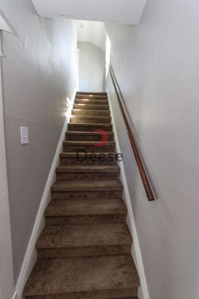 Building Photo - Adorable Home Centrally Located