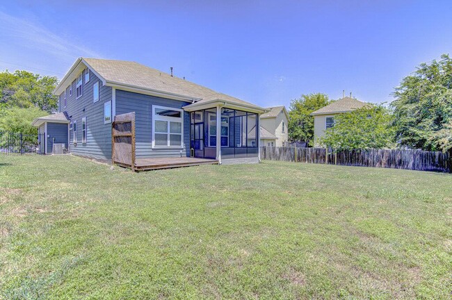 Building Photo - 2117 Maxwell Ln
