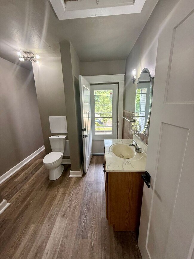 Building Photo - 709 Henrietta St