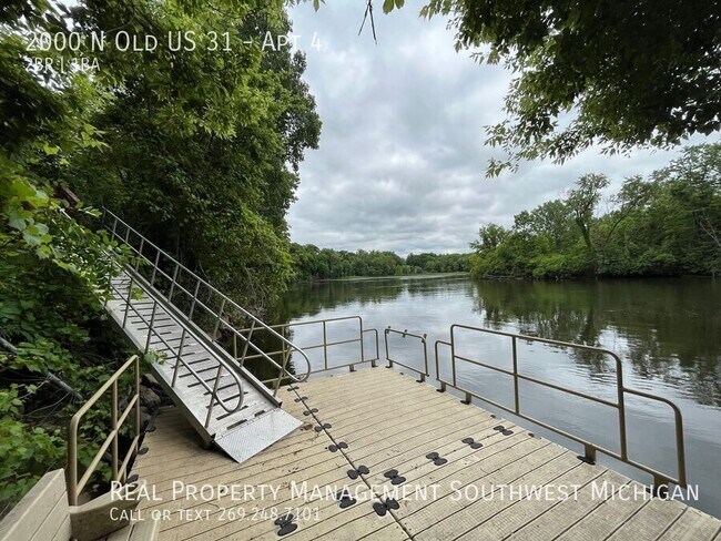 Building Photo - 2000 US-31