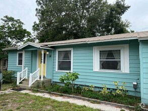 Building Photo - Annual 3 bed/2 bath house Available