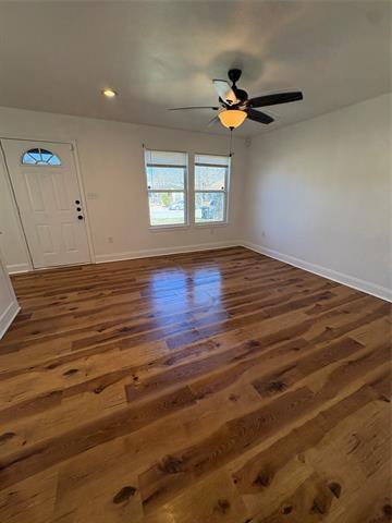 Building Photo - 932 Davis Ave