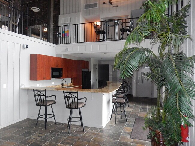 Building Photo - 120 Lakeview Dr