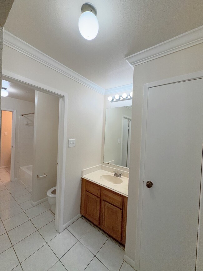 Building Photo - 6666 Harbor Town Dr