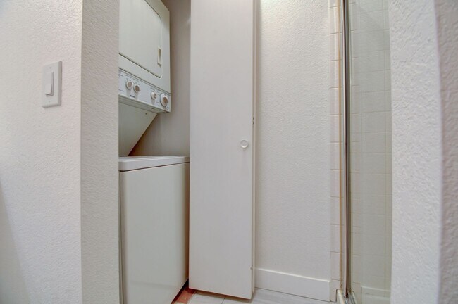 Building Photo - 6867 Tamarus St