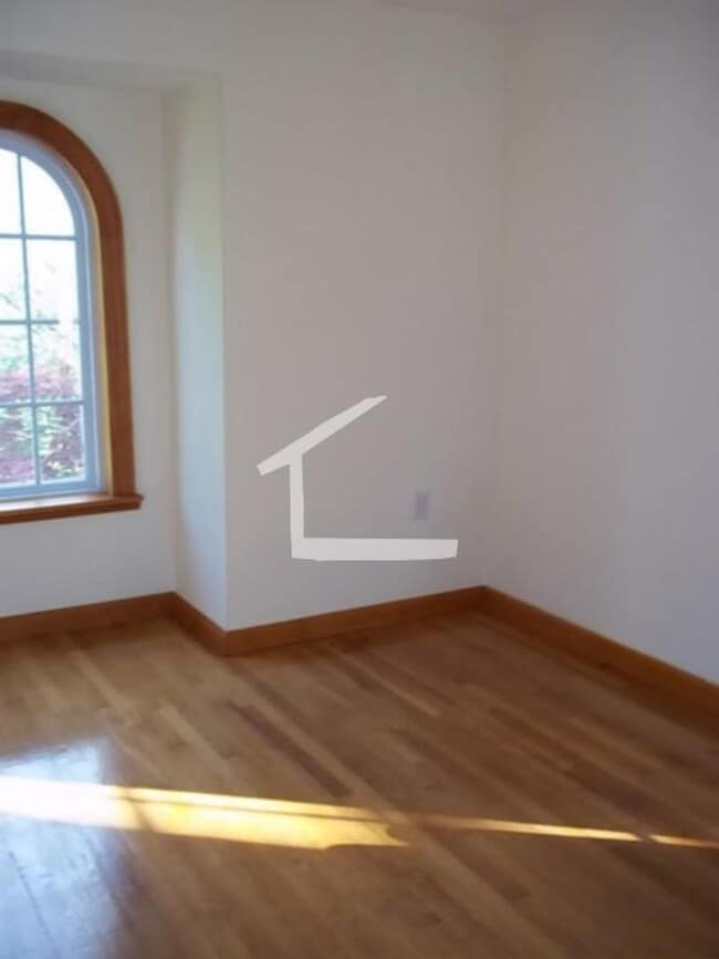 Building Photo - Single-Family House, High-End Appliances, Garage Parking, Central Heat/AC