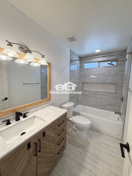 Building Photo - 2023 E Paradise Ln