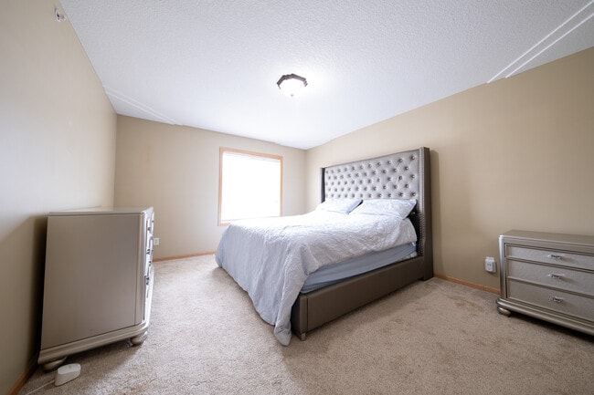 Building Photo - 6988 S Park Dr