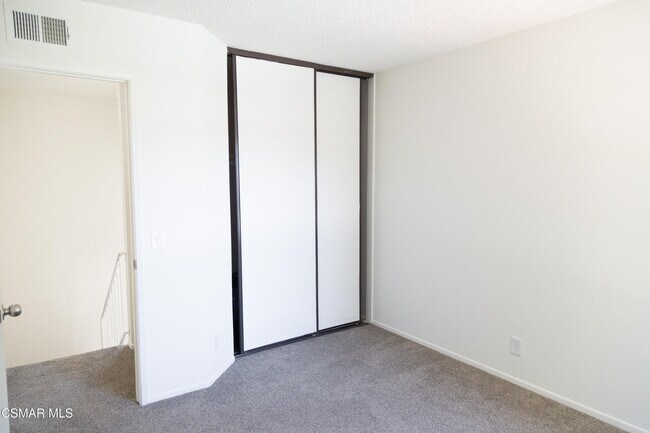 Building Photo - 215 Blackfoot Ln