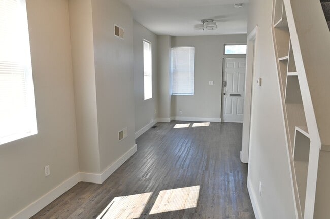 Building Photo - Eye-Catching 2 Bedroom in Heart of Midtown