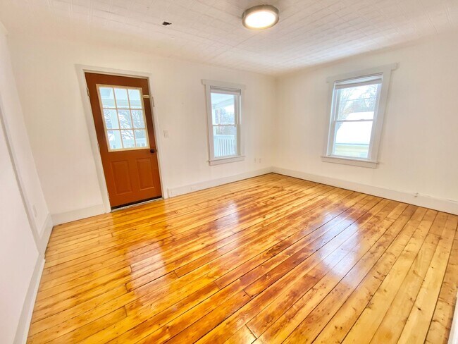 Building Photo - 69 Russell St