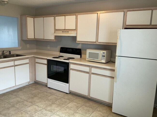 Building Photo - Charming two bedroom two and a half bath town home that is centrally located! Minutes to Camp Lej...