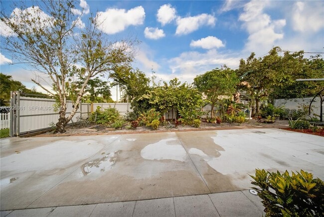 Building Photo - 300 NE 175th St