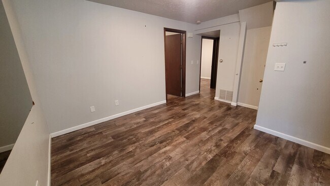 Building Photo - 908 1st St