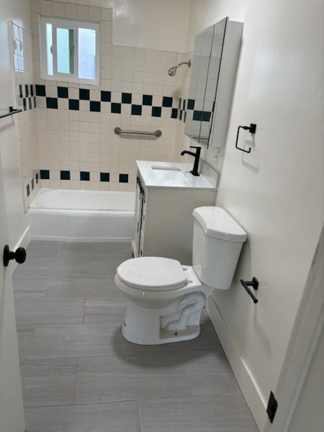 Building Photo - Renovated Studio Apartment for Lease in Va...