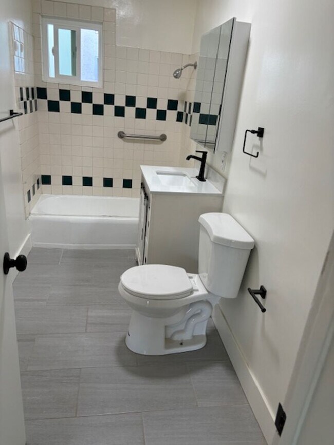 Building Photo - Renovated Studio Apartment for Lease in Van Nuys