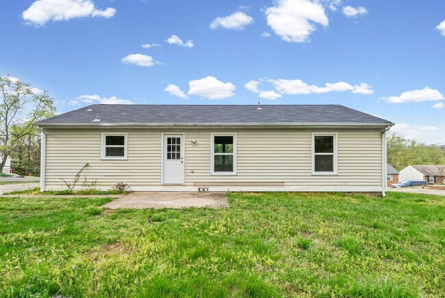 Building Photo - 3 Bedroom 2 Full Bath Home For Rent near Post!