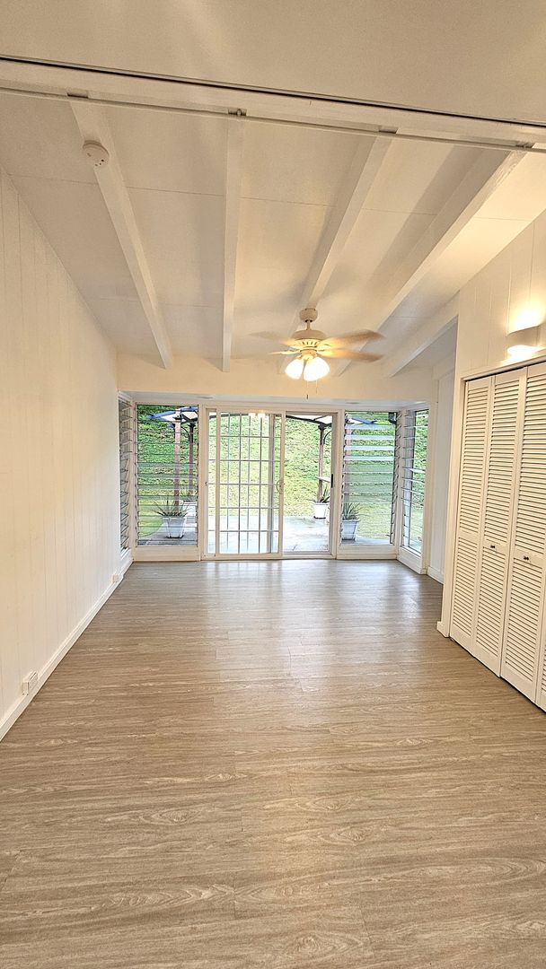 Building Photo - 5 bedroom, vaulted ceilings, breeze and gr...