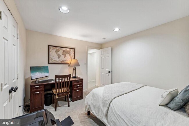 Building Photo - 6603 Forsythia St