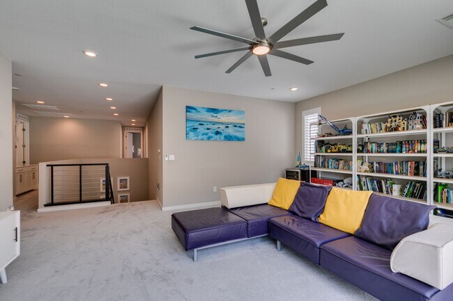 Building Photo - Luxury Rental with Mountain Views in Gated Henderson Community