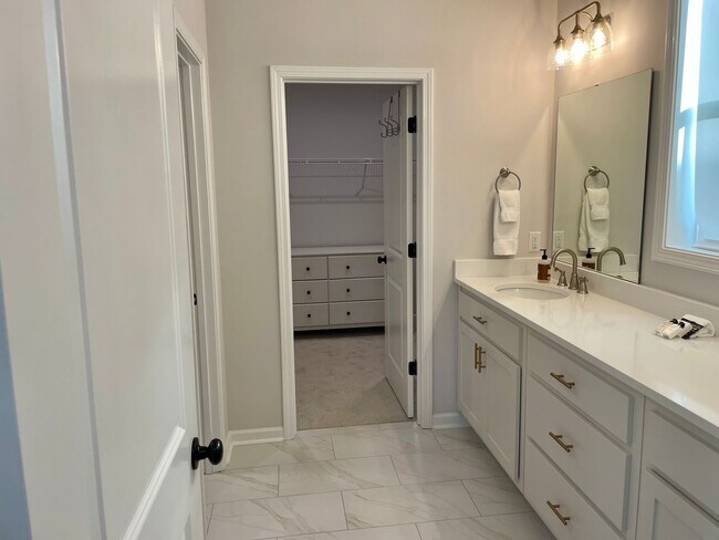 Building Photo - Great 5 Bedroom in Oxford Commons