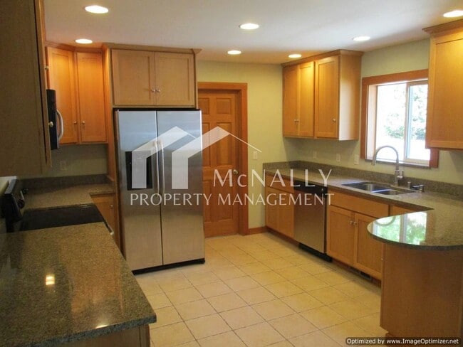 Building Photo - Craftsman Home with Detached 2-Car Garage Near Uptown & Narrows Bridge