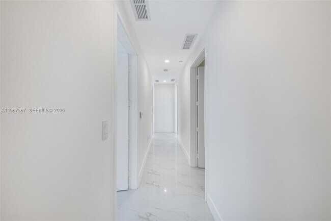 Building Photo - 700 NE 24th St