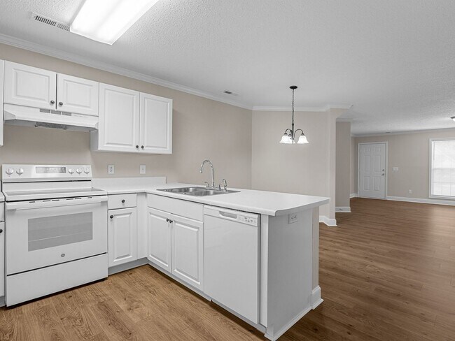 Building Photo - Freshly Renovated 3 BR, 2 BA Townhome Cent...