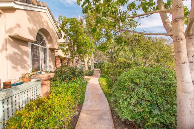 Building Photo - Tri-Level 3 bedroom 3 bath Home in Heart o...