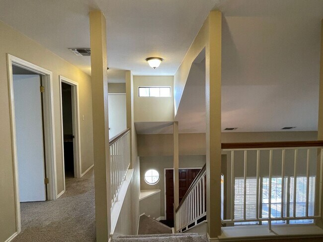 Building Photo - 13731 Oak Pebble