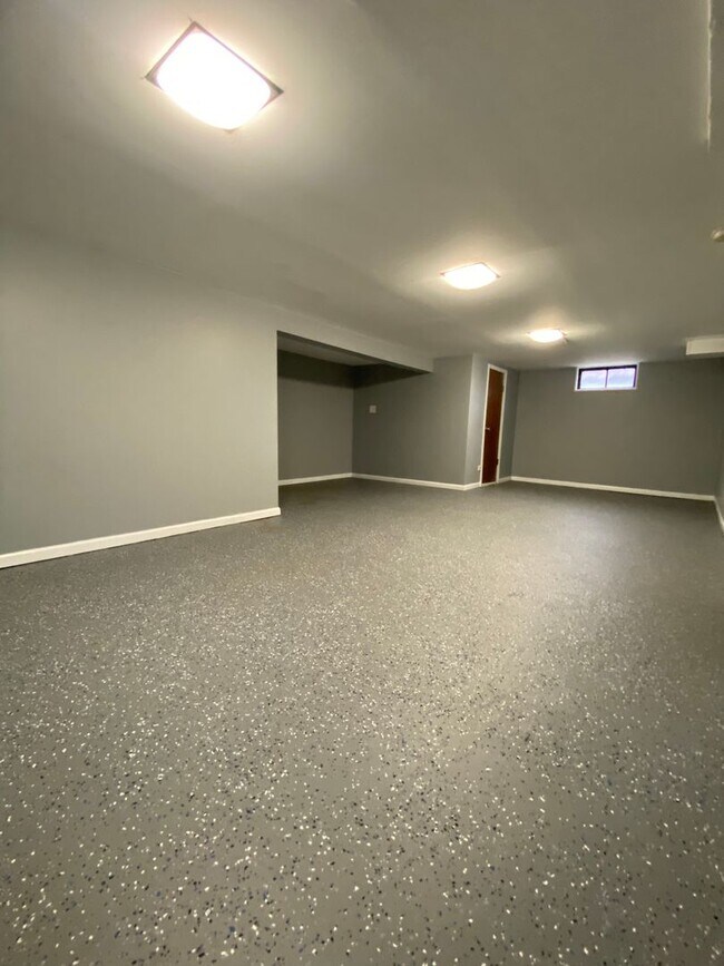 Building Photo - HOUSE FOR RENT IN LANSING !!
