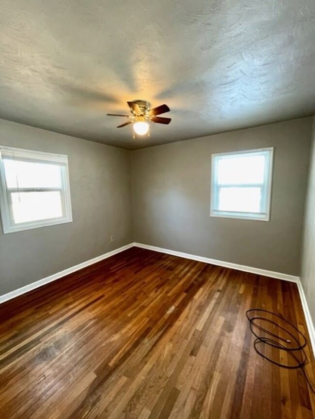 Building Photo - Charming Downtown Redmond Home with Huge Fenced Yard & Garage!