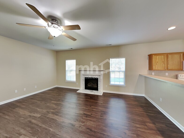 Building Photo - 138 Edgington St
