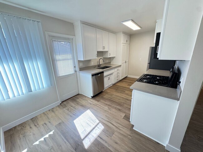 Building Photo - Charming 1 Bedroom unit, completely remode...