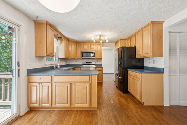 Building Photo - Home in Highly Desirable Forest Ridge!