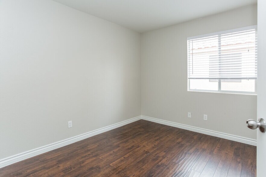 Building Photo - 4565 Savin Cir