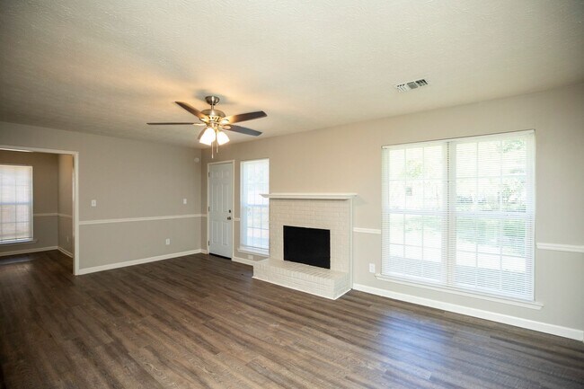Building Photo - ** 3 Bed 2 Bath located off Wares Ferry rd...