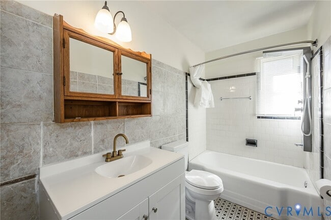 Building Photo - 2604 Sunnybrook Rd