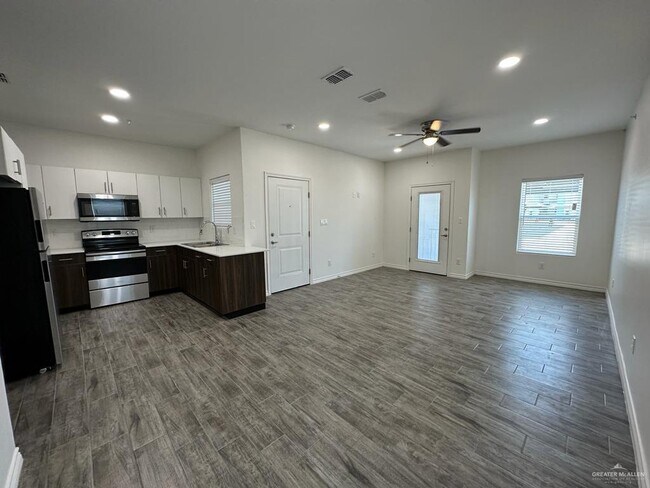 Building Photo - 302 Sylvia Handy Dr